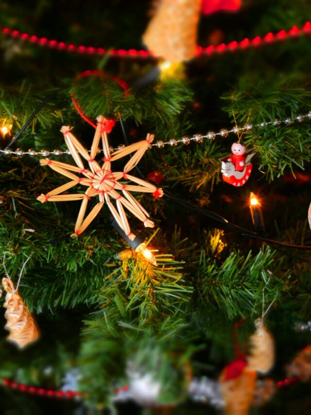 Which stores are open for Christmas and New Year’s? 